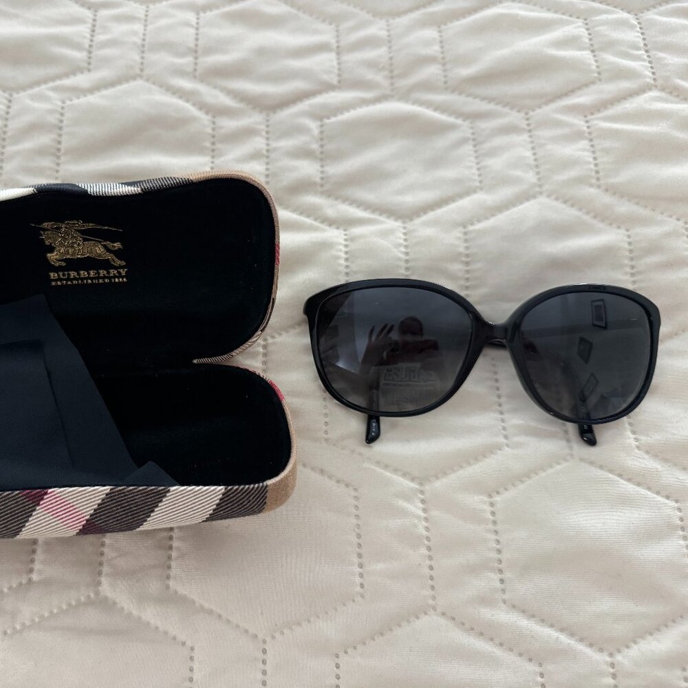 Burberry sunglasses with case and cloth